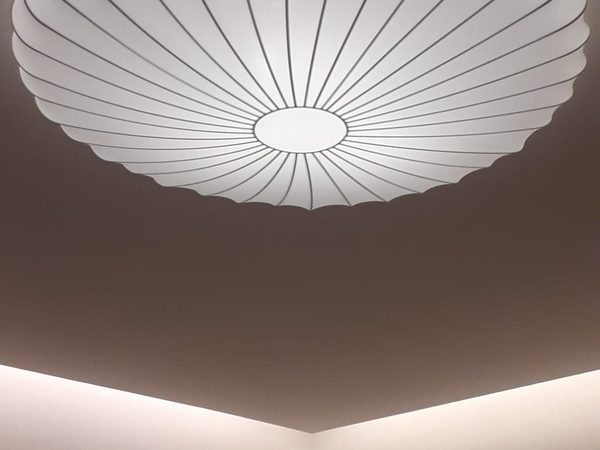 Installation luminaire design — villa Menton
