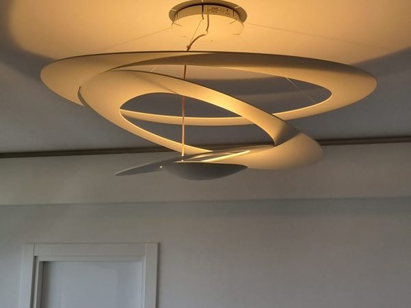 Suspension blanche — chambre